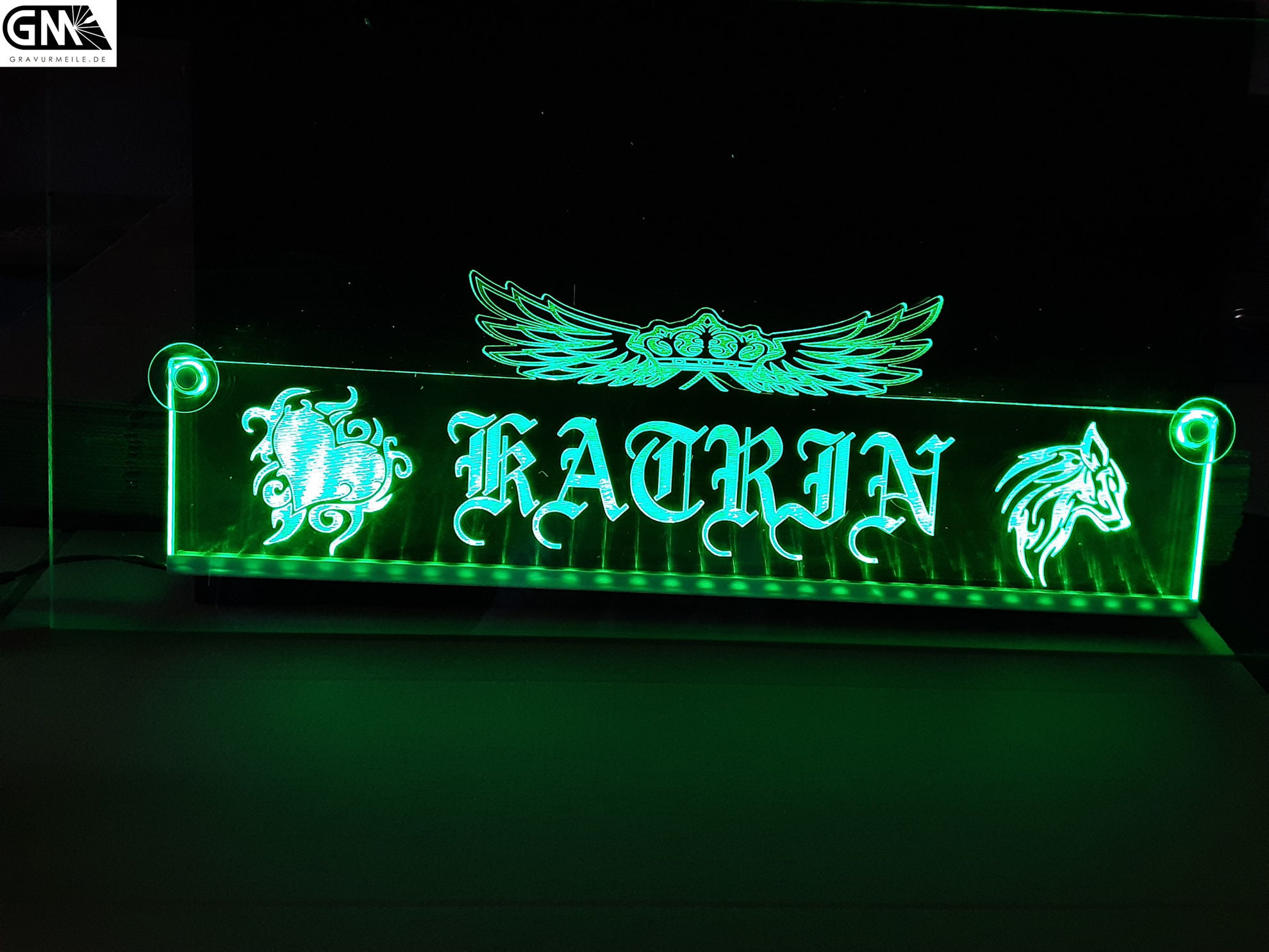 Beleuchtetes LKW Namensschild mit Kadrin LED Gravur Truckerschild