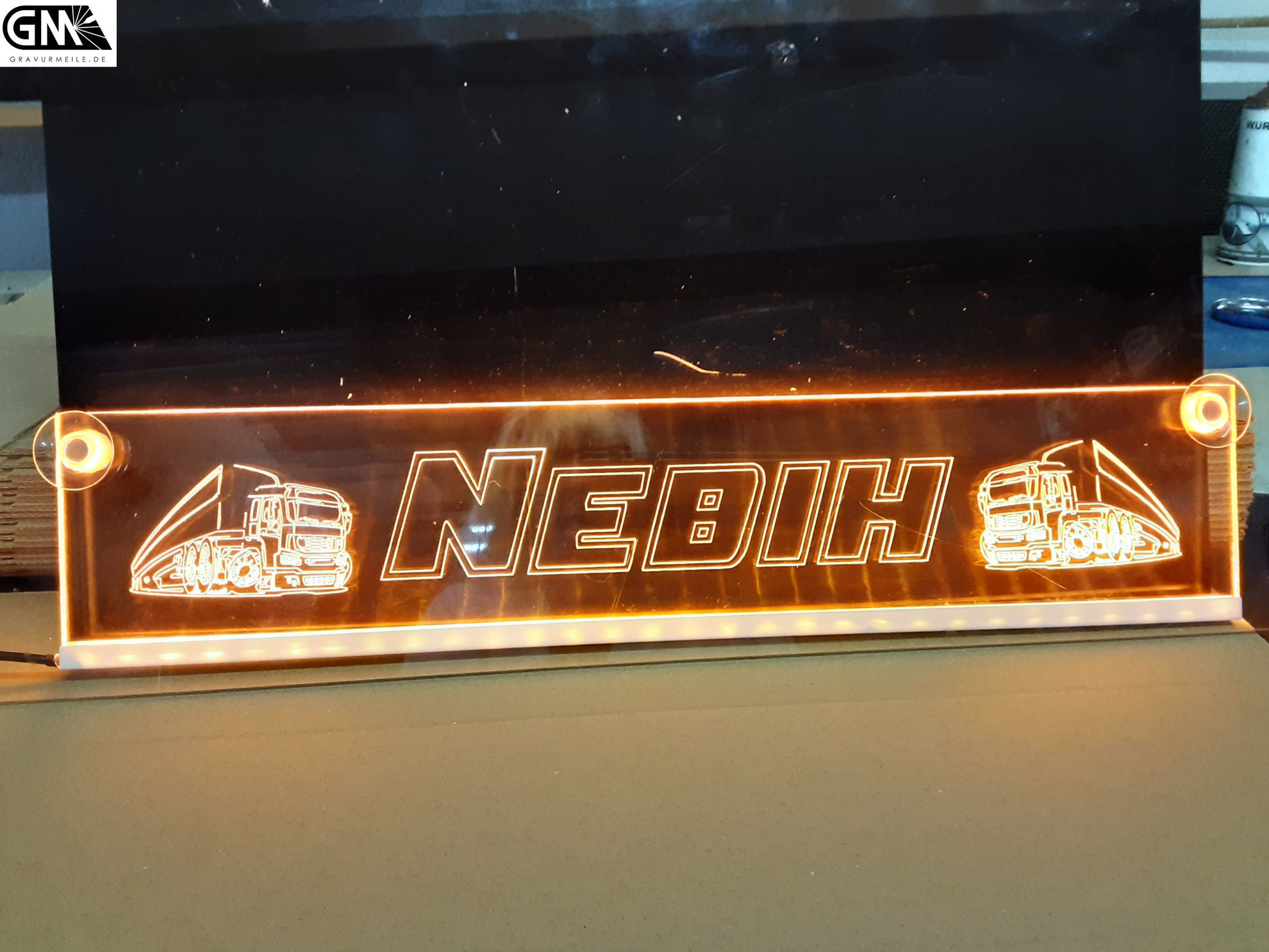 Beleuchtetes LKW Namensschild mit Nebih LED Gravur Truckerschild