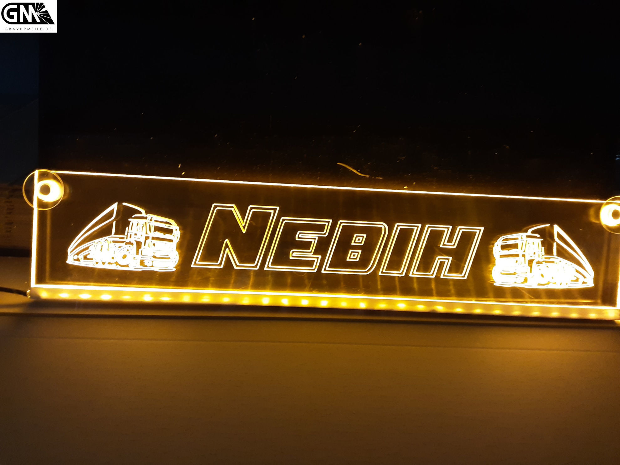 Beleuchtetes LKW Namensschild mit Nebih LED Gravur Truckerschild