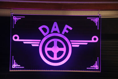 DAF Classic - LKW Rückwandschild Das DAF Classic Logo, individuell, elegant und hoch dekorativ, im Plexiglass verewigt. Mit einem einzigartigem Beleuchtungseffekt, dank unserer speziellen Gravurtechnik. In Ihrem Auftrag gefertigt mit allem was dazu gehört, samt Beleuchtung und Stromversorgung....